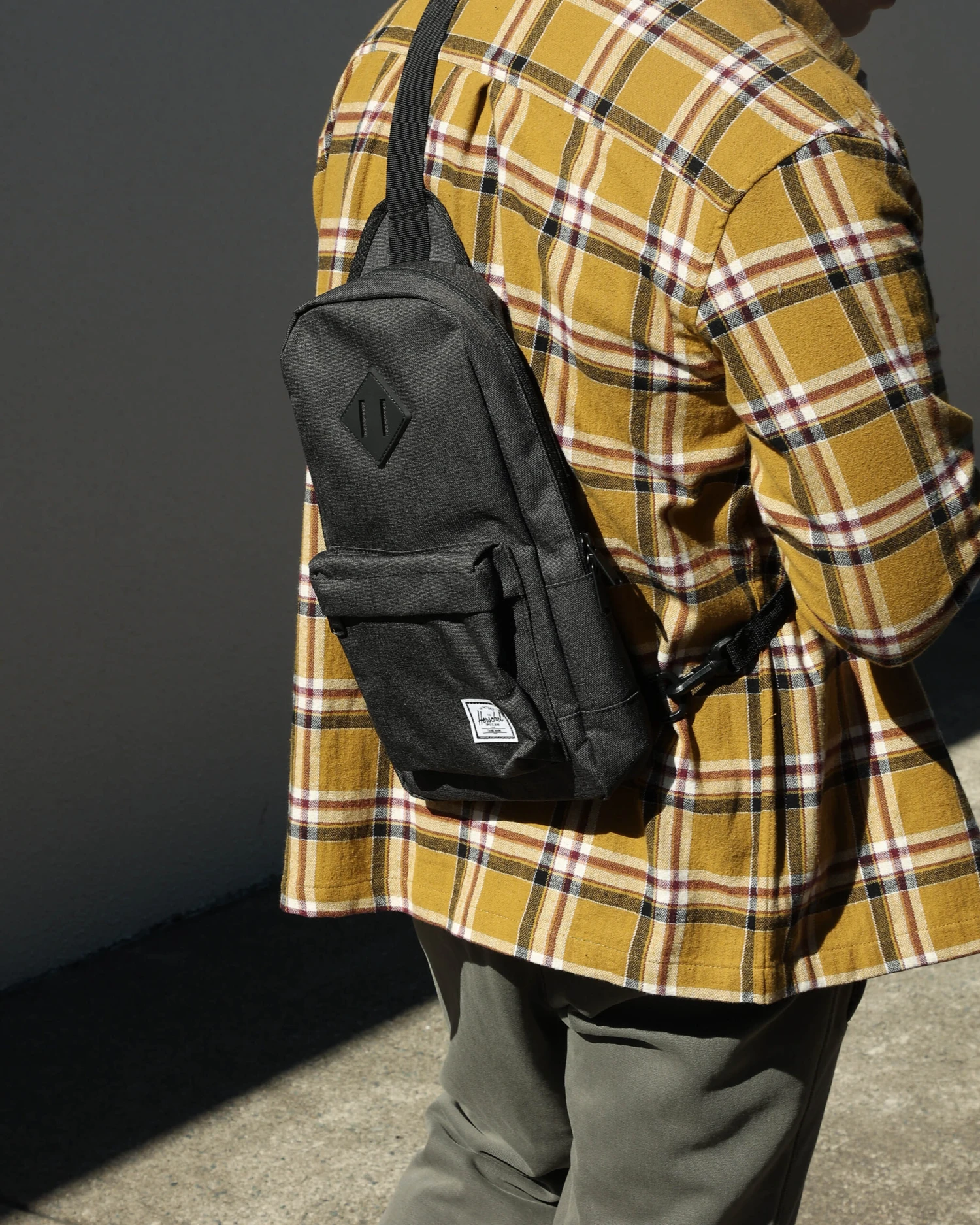 Herschel Bag Co Heritage Shoulder Bag Black Crosshatc Herschel Bag Co Heritage Shoulder Bag Black Crosshatc -Mitchell & Ness Shop 06008238 YB556 mens 0012 scaled