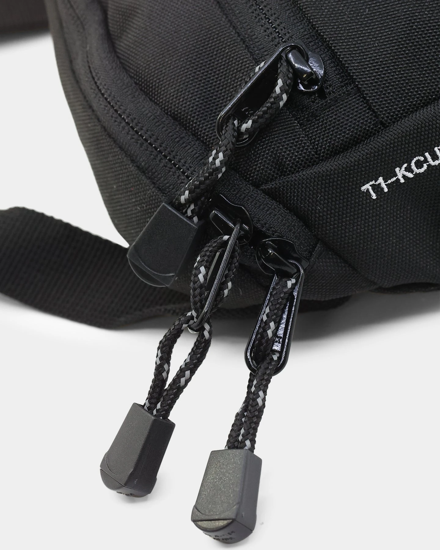 HUF Bunker Shoulder Bag Black HUF Bunker Shoulder Bag Black -Mitchell & Ness Shop 06009460 YB001 default 0060