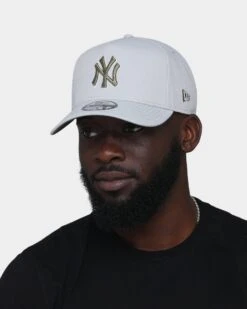New Era New York Yankees 9FORTY A-Frame Snapback Silver/New Olive -Mitchell & Ness Shop 196080455936 mens 0100