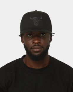 New Era Chicago Bulls Old Golfer Snapback Black/Black -Mitchell & Ness Shop 196819010672 mens 0100