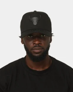 New Era Chicago Bulls 'Metal Badge' 9FORTY K-Frame Snapback Black/Black 9 New Era Chicago Bulls 'Metal Badge' 9FORTY K-Frame Snapback Black/Black -Mitchell & Ness Shop 196819011372 mens 0100