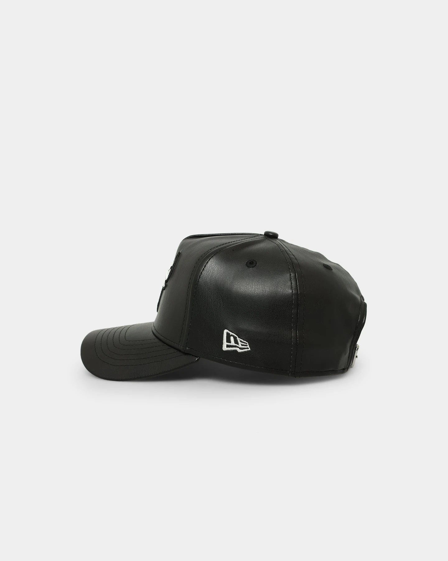 New Era Chicago Bulls 'PU Leather' 9FORTY K-Frame Strapback Black/White New Era Chicago Bulls 'PU Leather' 9FORTY K-Frame Strapback Black/White -Mitchell & Ness Shop 196819075091 default 0040