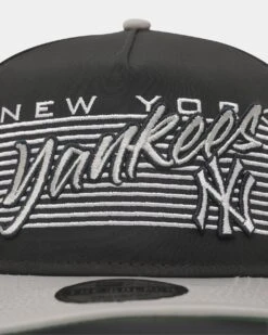 New Era New York Yankees 'Retro Block Script' Golfer Snapback Navy 6 New Era New York Yankees 'Retro Block Script' Golfer Snapback Navy -Mitchell & Ness Shop 197213637168 default 050