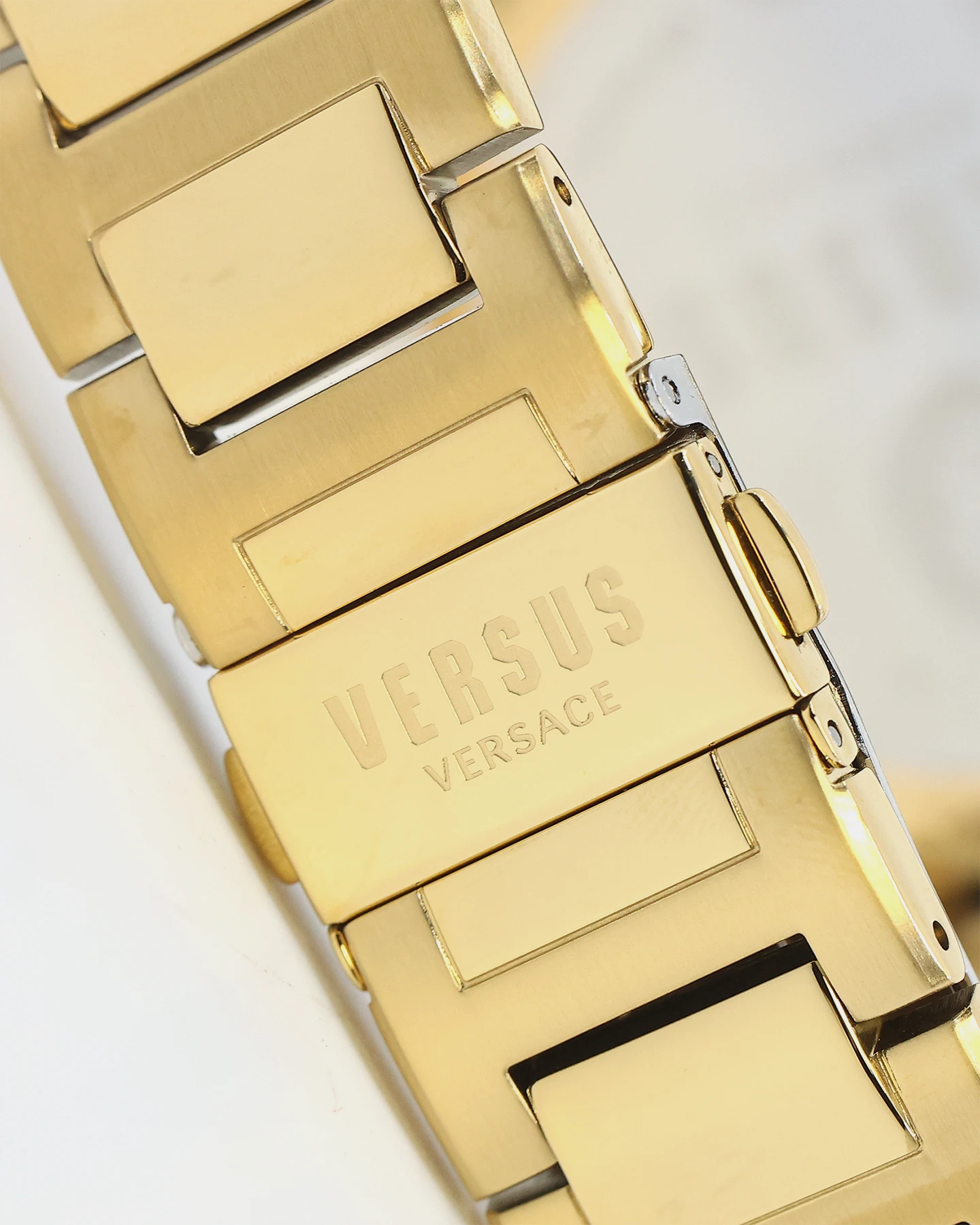 Versus Versace 6eme Arrondissement Crystal Set Gold Watch Yellow Gold Versus Versace 6eme Arrondissement Crystal Set Gold Watch Yellow Gold -Mitchell & Ness Shop 7630030573903 default 00090